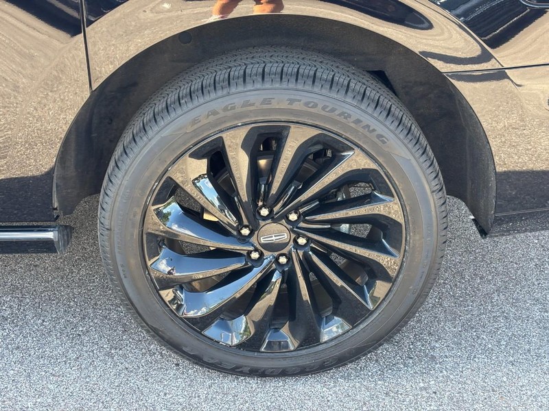 Lincoln Navigator L Vehicle Full-screen Gallery Image 11