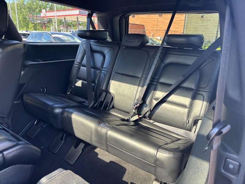 Lincoln Navigator L Vehicle Full-screen Gallery Image 12