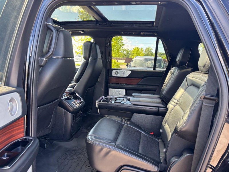 Lincoln Navigator L Vehicle Full-screen Gallery Image 13