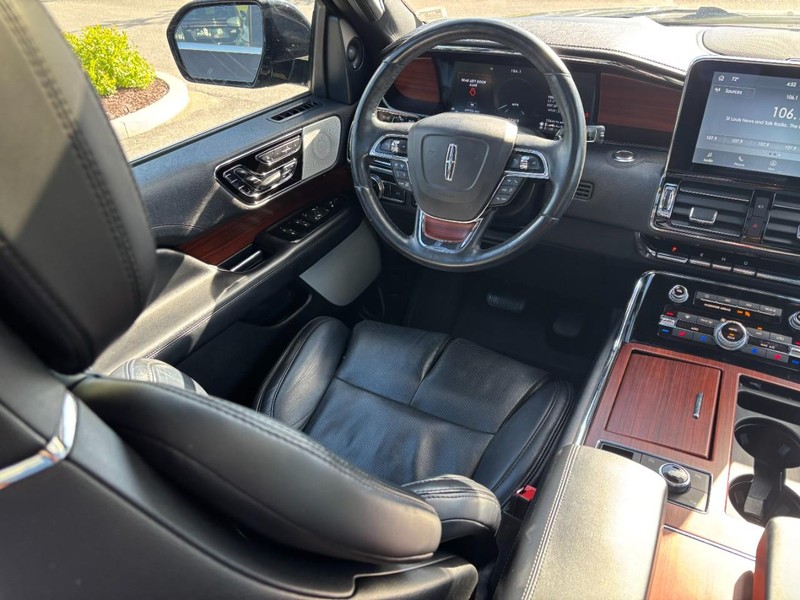 Lincoln Navigator L Vehicle Full-screen Gallery Image 14