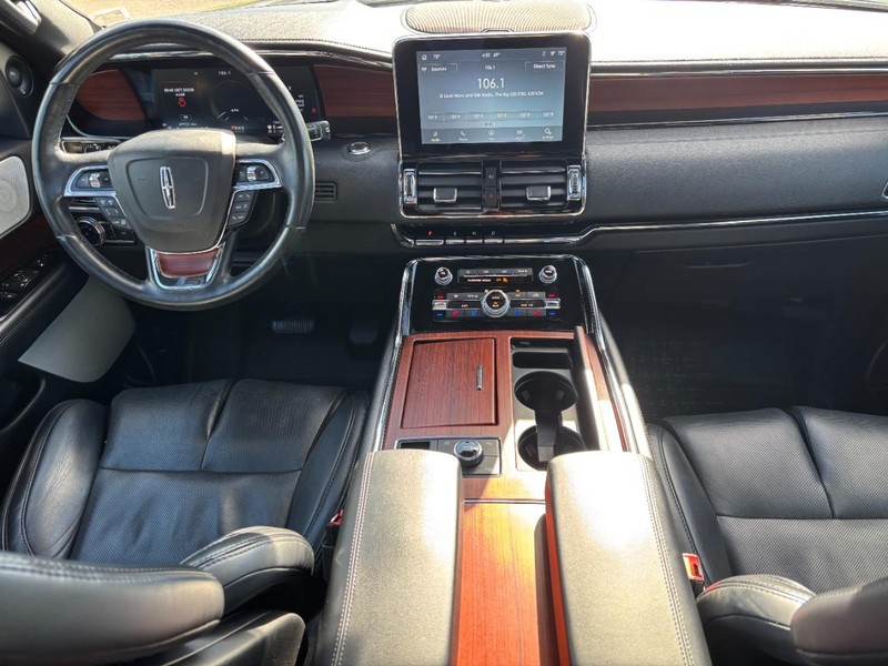 Lincoln Navigator L Vehicle Full-screen Gallery Image 15