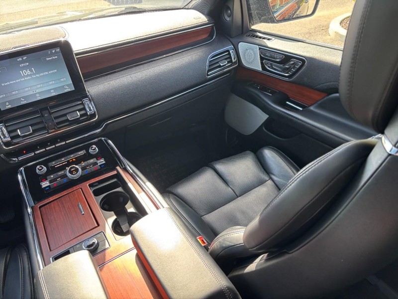 Lincoln Navigator L Vehicle Full-screen Gallery Image 16