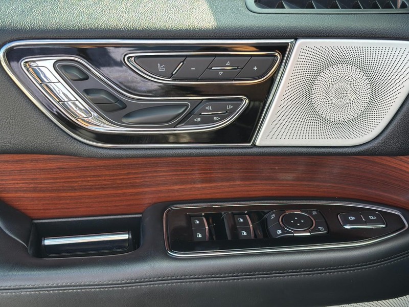 Lincoln Navigator L Vehicle Full-screen Gallery Image 17