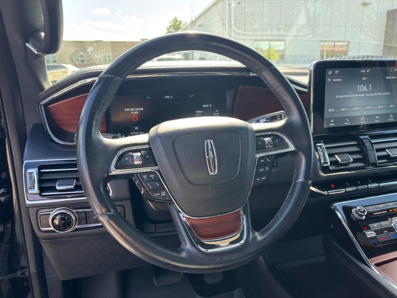 Lincoln Navigator L Vehicle Full-screen Gallery Image 18