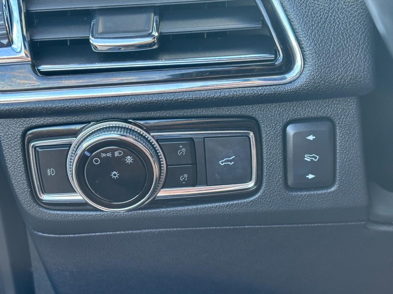Lincoln Navigator L Vehicle Full-screen Gallery Image 19