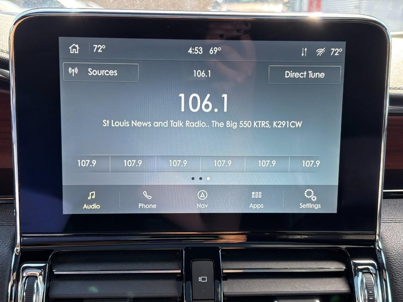 Lincoln Navigator L Vehicle Full-screen Gallery Image 21