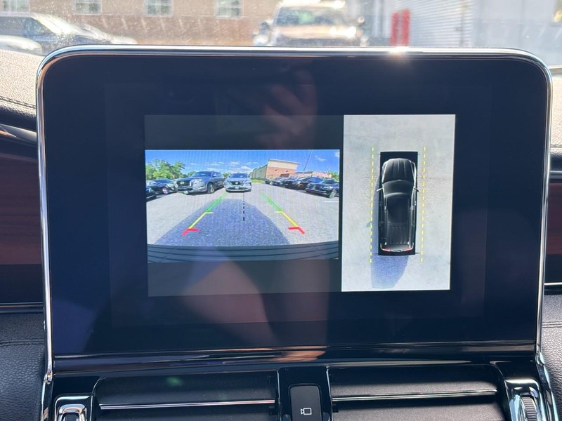 Lincoln Navigator L Vehicle Full-screen Gallery Image 23