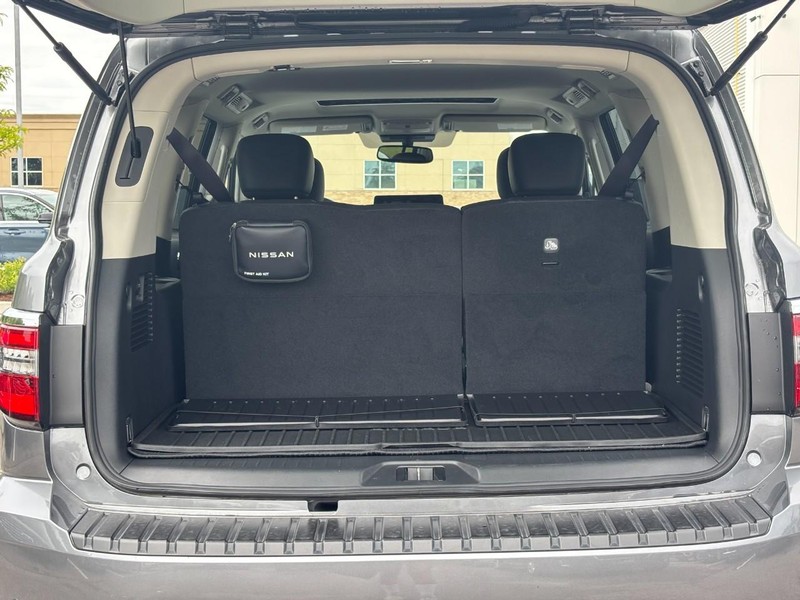 Nissan Armada Vehicle Full-screen Gallery Image 10