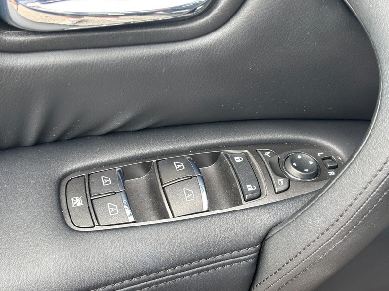 Nissan Armada Vehicle Full-screen Gallery Image 19