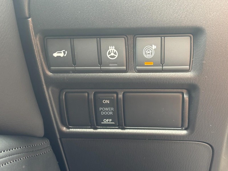 Nissan Armada Vehicle Full-screen Gallery Image 21