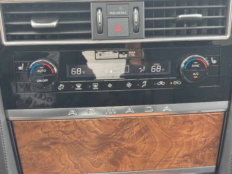 Nissan Armada Vehicle Full-screen Gallery Image 26