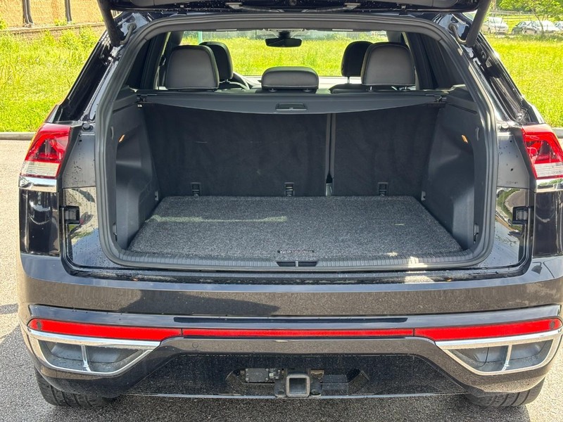 Volkswagen Atlas Cross Sport Vehicle Full-screen Gallery Image 10