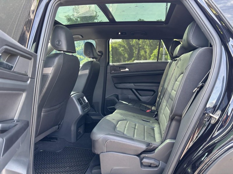 Volkswagen Atlas Cross Sport Vehicle Full-screen Gallery Image 12