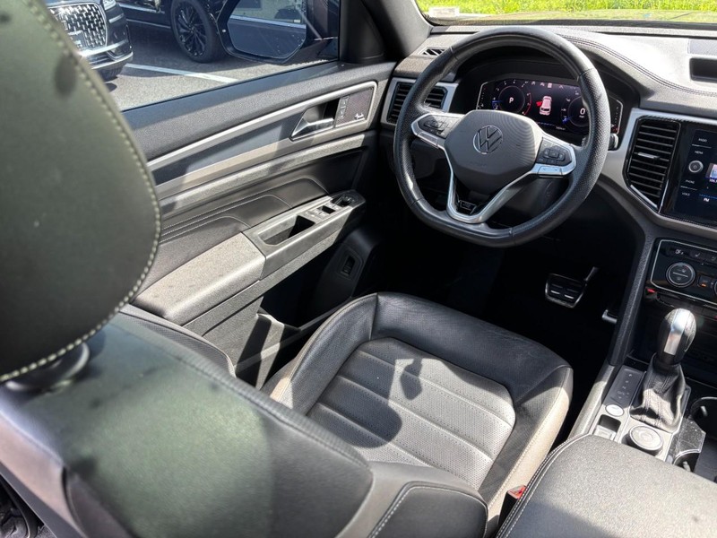 Volkswagen Atlas Cross Sport Vehicle Full-screen Gallery Image 13