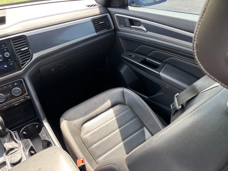 Volkswagen Atlas Cross Sport Vehicle Full-screen Gallery Image 15