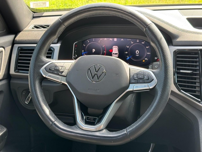 Volkswagen Atlas Cross Sport Vehicle Full-screen Gallery Image 16