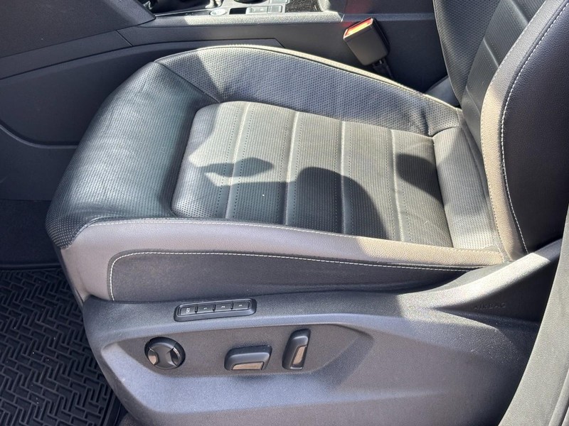 Volkswagen Atlas Cross Sport Vehicle Full-screen Gallery Image 17