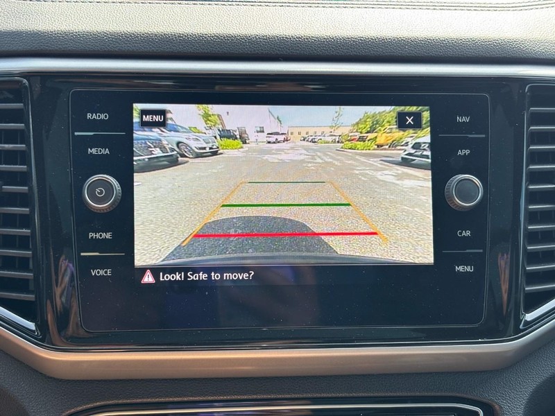 Volkswagen Atlas Cross Sport Vehicle Full-screen Gallery Image 21