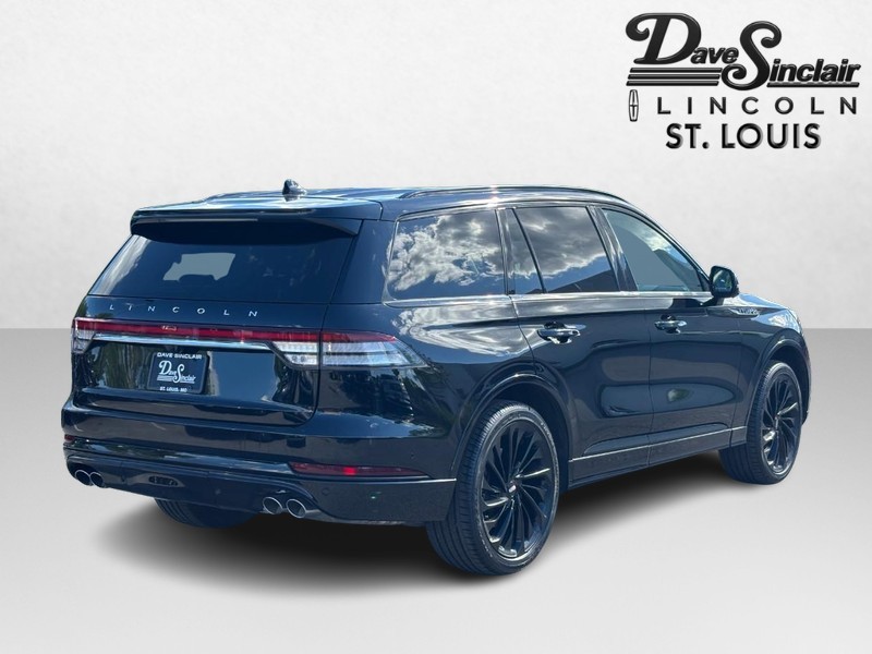 Lincoln Aviator Vehicle Full-screen Gallery Image 03