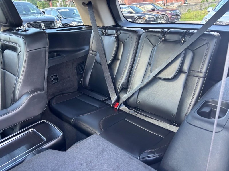 Lincoln Aviator Vehicle Full-screen Gallery Image 12