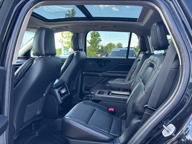 Lincoln Aviator Vehicle Full-screen Gallery Image 13
