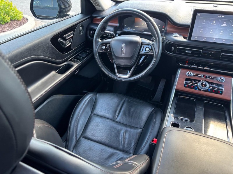 Lincoln Aviator Vehicle Full-screen Gallery Image 14