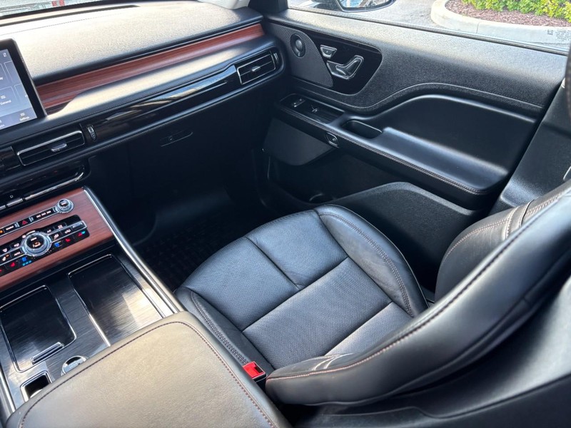 Lincoln Aviator Vehicle Full-screen Gallery Image 16