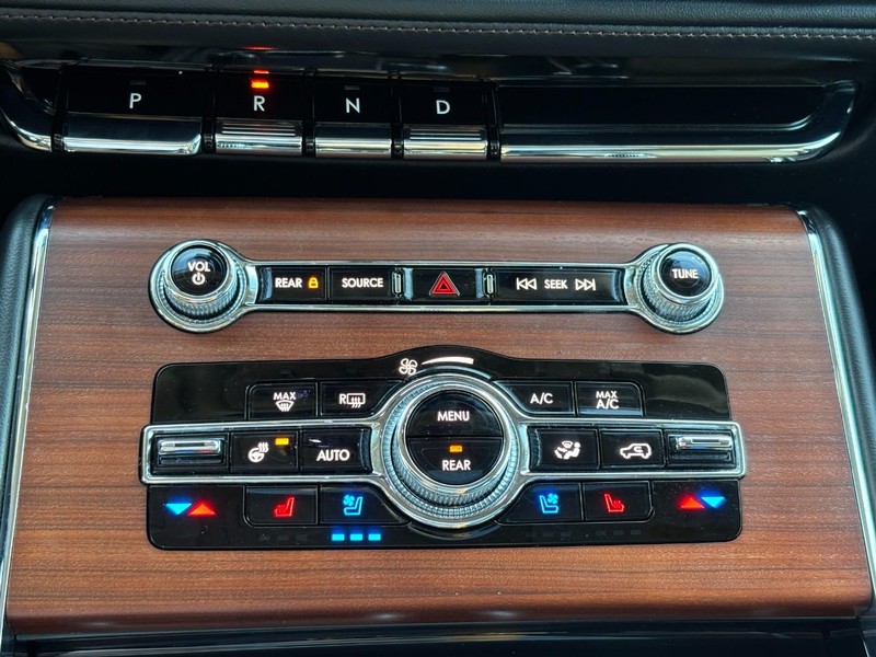 Lincoln Aviator Vehicle Full-screen Gallery Image 24