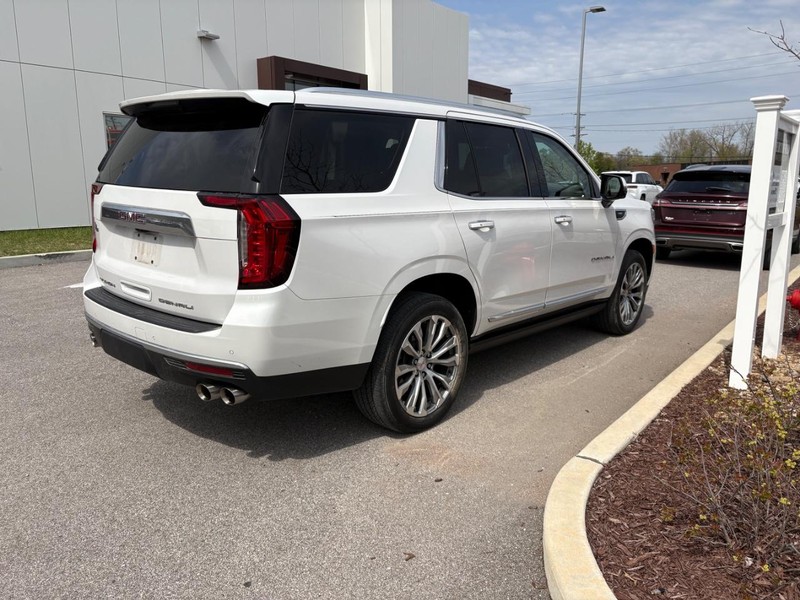 GMC Yukon Vehicle Full-screen Gallery Image 03