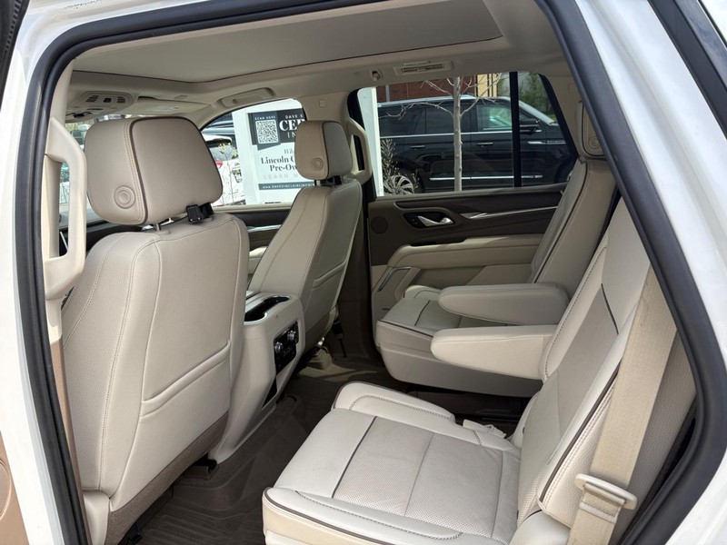 GMC Yukon Vehicle Full-screen Gallery Image 06