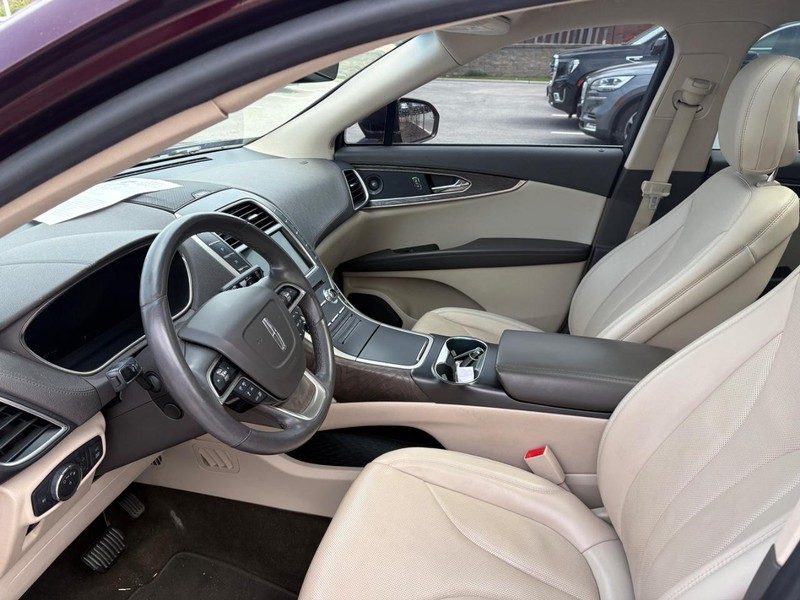 Lincoln Nautilus Vehicle Full-screen Gallery Image 05