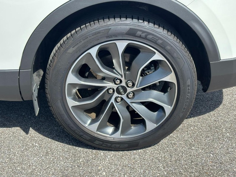 Lincoln Nautilus Vehicle Full-screen Gallery Image 10