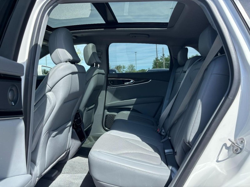 Lincoln Nautilus Vehicle Full-screen Gallery Image 11