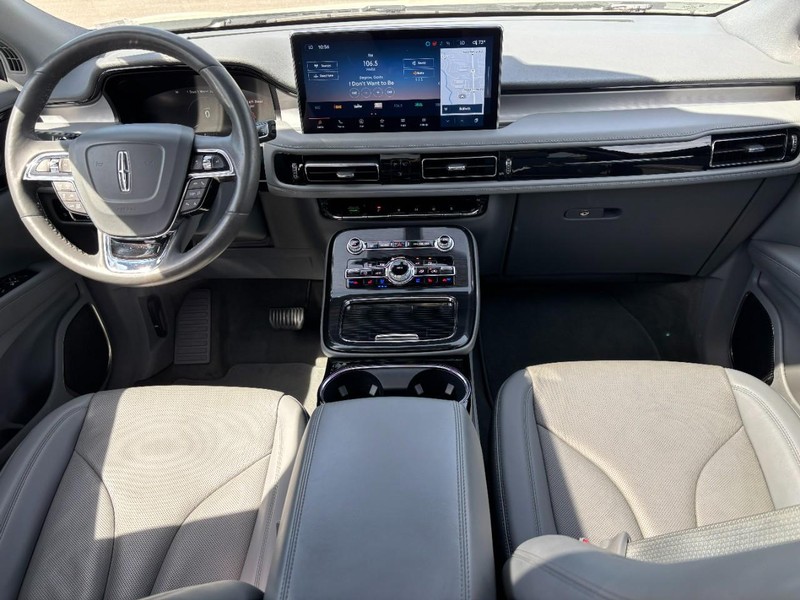 Lincoln Nautilus Vehicle Full-screen Gallery Image 13