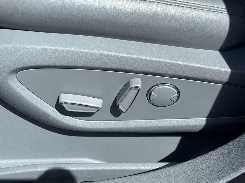 Lincoln Nautilus Vehicle Full-screen Gallery Image 15