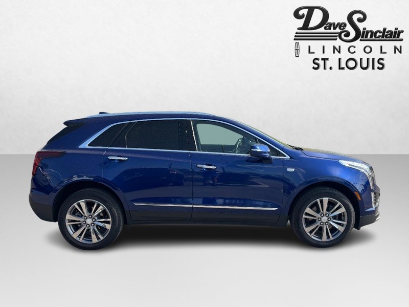 Cadillac XT5 Vehicle Full-screen Gallery Image 02