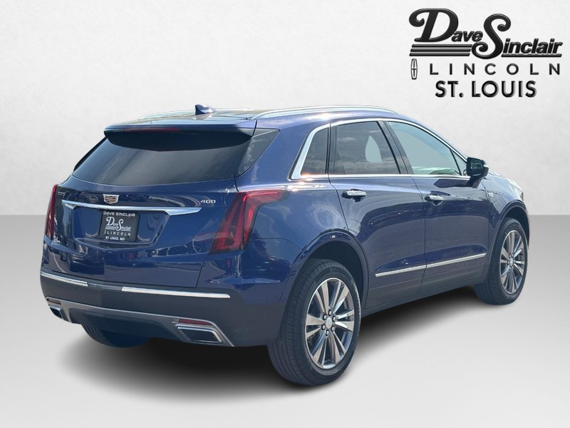Cadillac XT5 Vehicle Full-screen Gallery Image 03