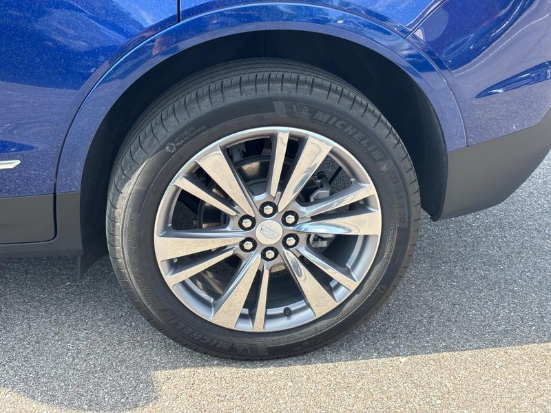 Cadillac XT5 Vehicle Full-screen Gallery Image 09