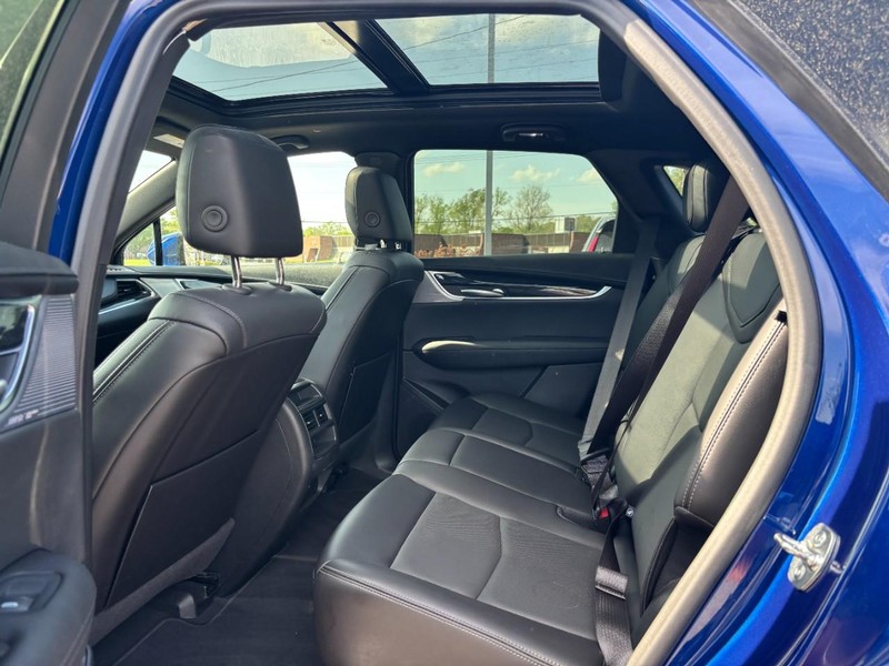 Cadillac XT5 Vehicle Full-screen Gallery Image 10