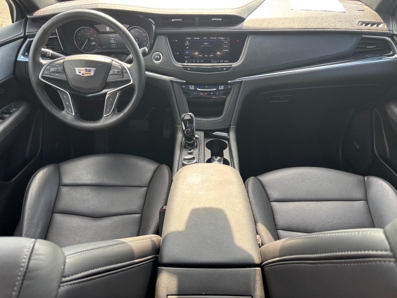 Cadillac XT5 Vehicle Full-screen Gallery Image 11