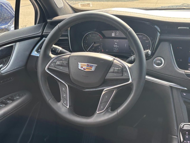 Cadillac XT5 Vehicle Full-screen Gallery Image 12