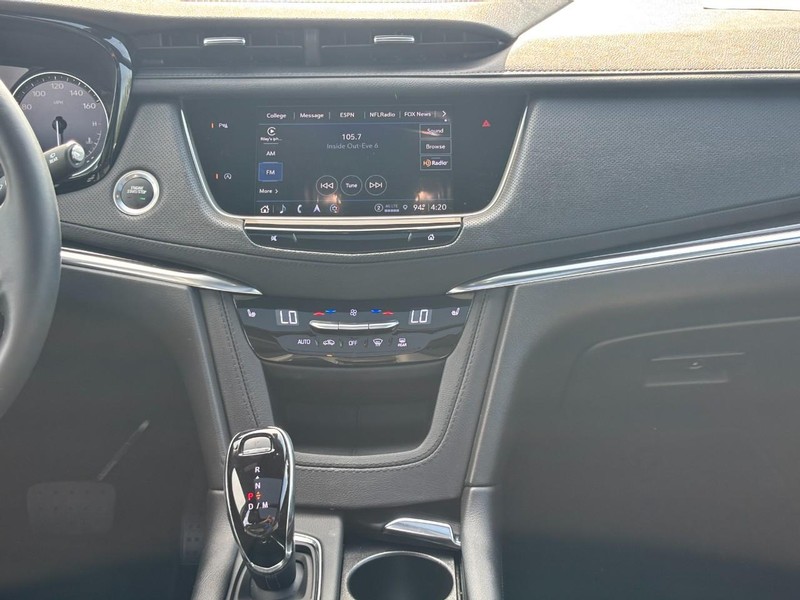 Cadillac XT5 Vehicle Full-screen Gallery Image 13