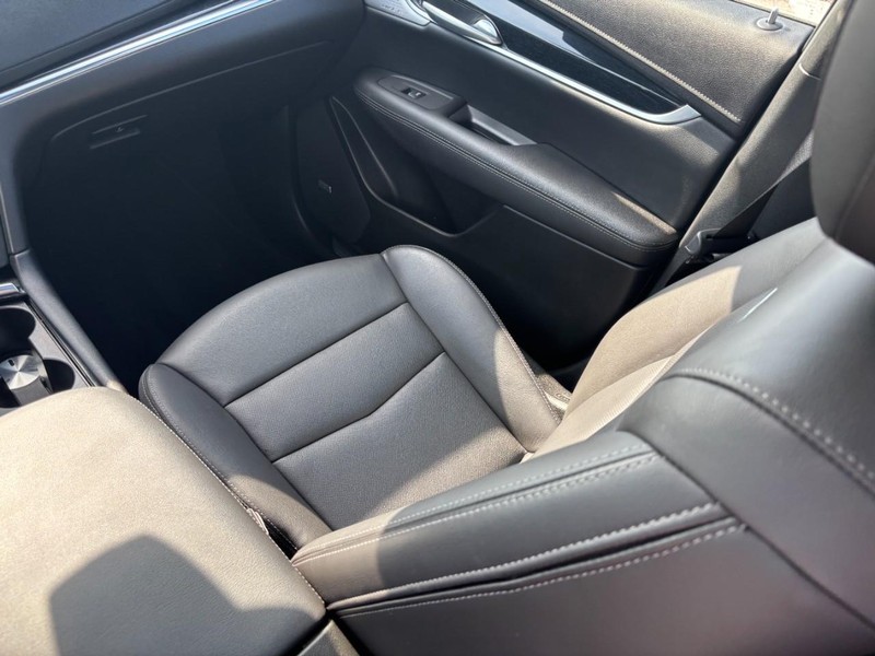 Cadillac XT5 Vehicle Full-screen Gallery Image 14