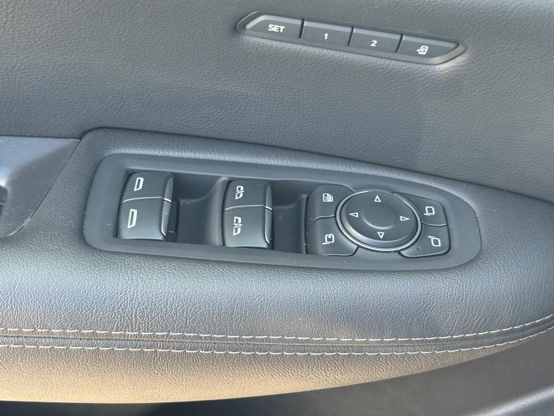 Cadillac XT5 Vehicle Full-screen Gallery Image 16