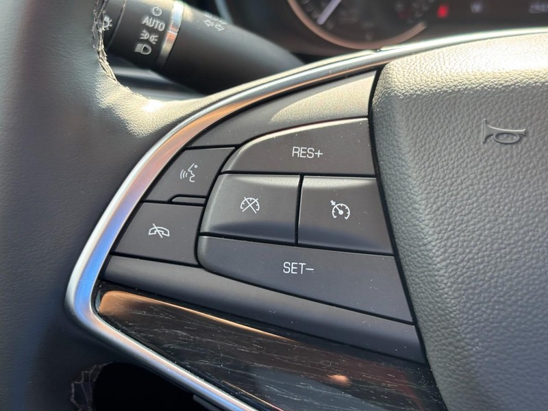 Cadillac XT5 Vehicle Full-screen Gallery Image 17