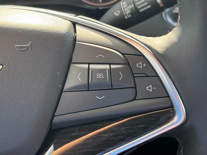 Cadillac XT5 Vehicle Full-screen Gallery Image 18
