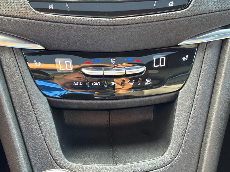 Cadillac XT5 Vehicle Full-screen Gallery Image 23