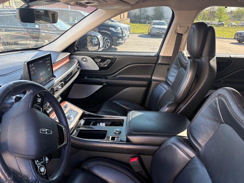 Lincoln Aviator Vehicle Full-screen Gallery Image 05