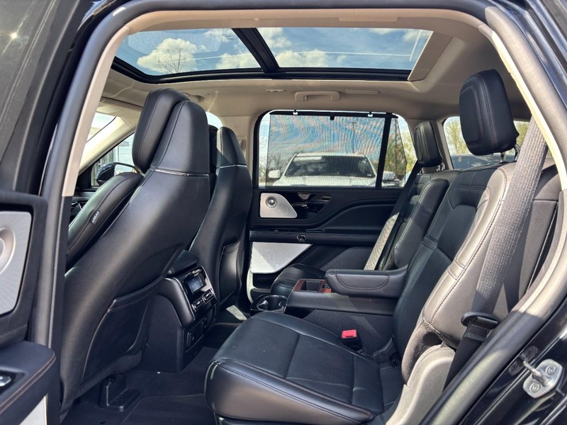 Lincoln Aviator Vehicle Full-screen Gallery Image 11