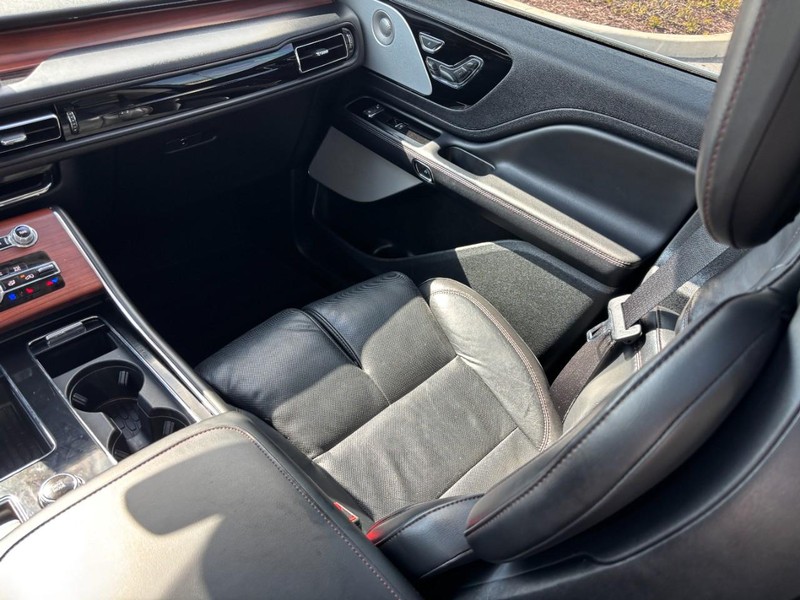Lincoln Aviator Vehicle Full-screen Gallery Image 15